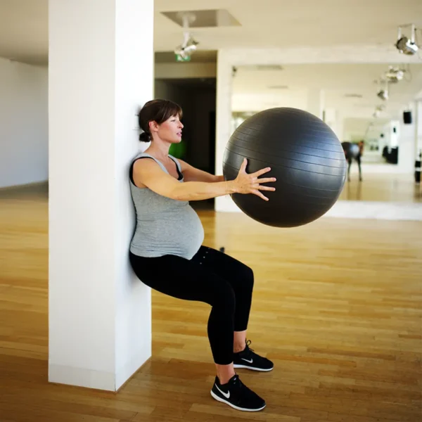 Schwangere mit ball an wand 1 1